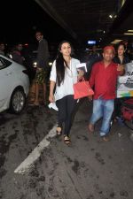 Rani Mukherjee snapped at International airport, Mumbai on 26th July 2013 (2).JPG